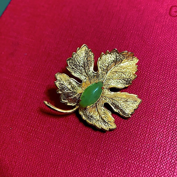 🖤Jade 💕Goldtone leaf 🍁 brooch - Picture 1 of 7